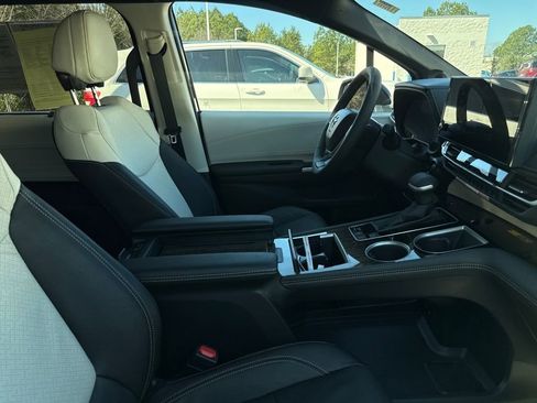 Used 2026 Toyota Sienna Limited image 11