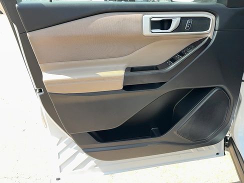 Used 2020 Ford Explorer XLT image 23
