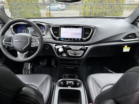 New 2026 Chrysler Pacifica Select image 10
