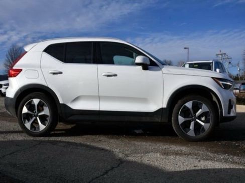 Certified 2025 Volvo XC40 B5 Plus image 7