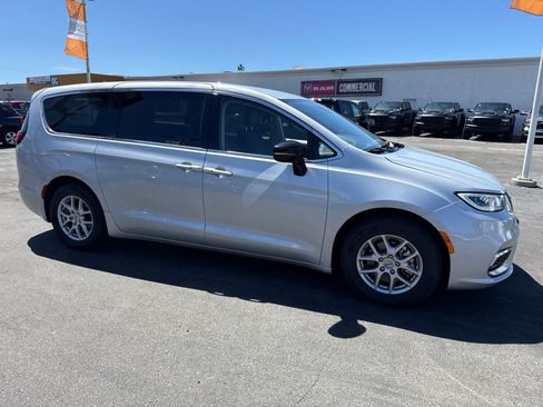 Used 2024 Chrysler Pacifica Touring-L FWD image 10