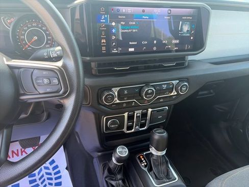 Used 2025 Jeep Gladiator Sport AWD/4WD image 17