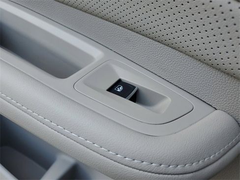 Certified 2025 Volkswagen Atlas SE image 14