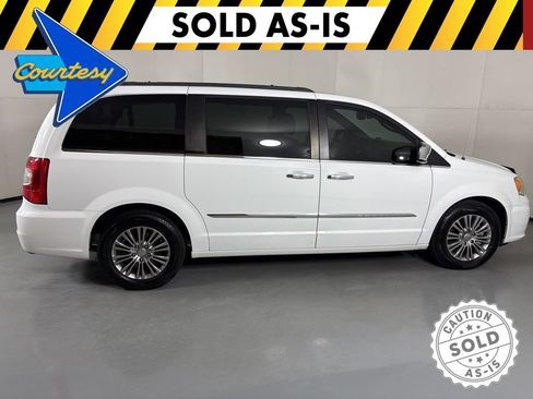 Used 2014 Chrysler Town & Country Touring-L w/ Driver Convenience Group FWD image 9
