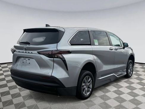 Used 2024 Toyota Sienna XLE FWD image 2