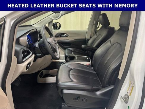 Used 2024 Chrysler Pacifica Touring-L image 14