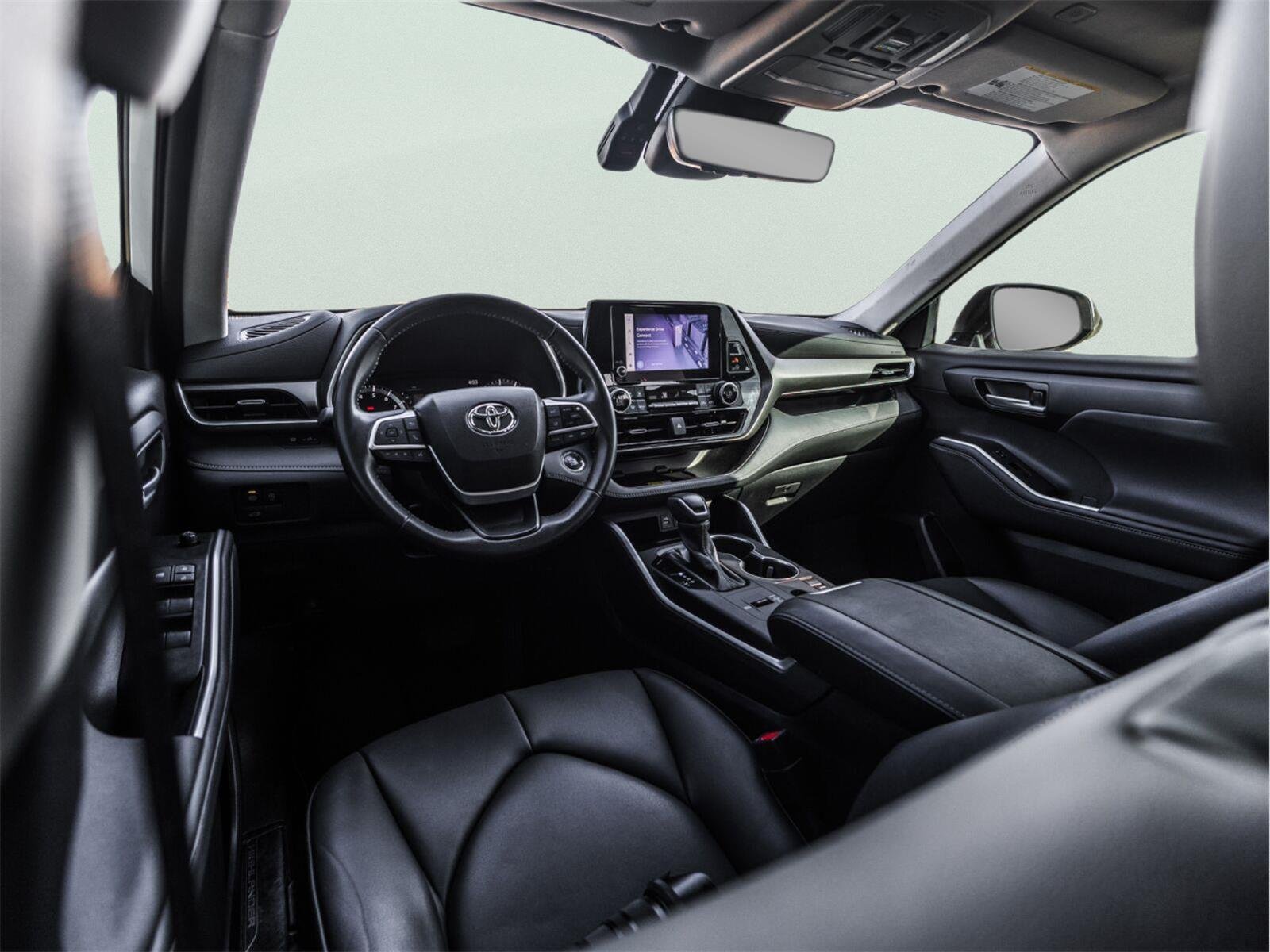 Used 2023 Toyota Highlander XLE FWD image 2