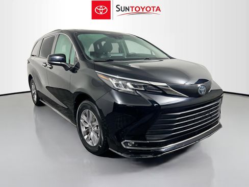 Used 2023 Toyota Sienna XLE FWD image 1