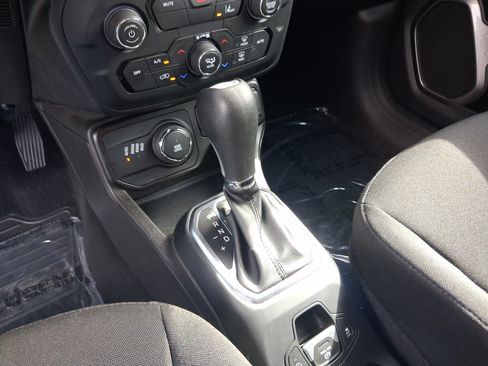 Used 2023 Jeep Renegade Latitude AWD/4WD image 15