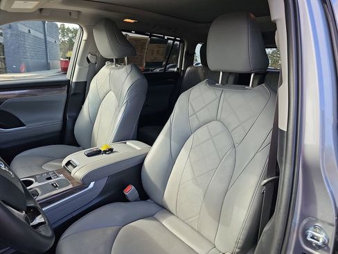 Used 2024 Toyota Highlander Platinum image 20