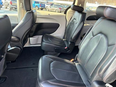 Certified 2018 Chrysler Pacifica Touring-L image 10