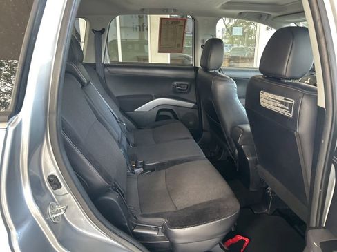 Used 2011 Mitsubishi Outlander SE image 22