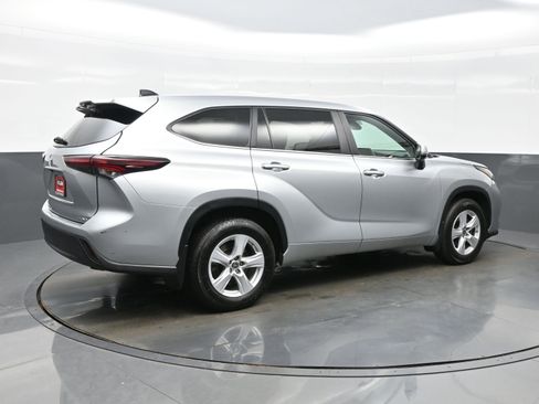 Used 2024 Toyota Highlander LE AWD/4WD image 6