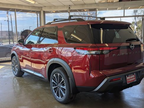 New 2026 Nissan Pathfinder Platinum image 5