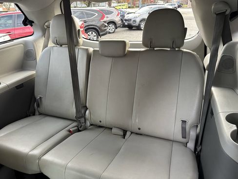 Used 2011 Toyota Sienna XLE w/ Premium Pkg image 19