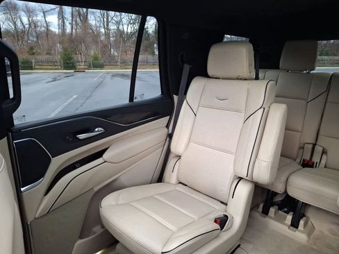 Used 2024 Cadillac Escalade Premium Luxury image 12