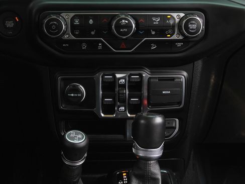 Used 2021 Jeep Wrangler Unlimited Sahara AWD/4WD image 18