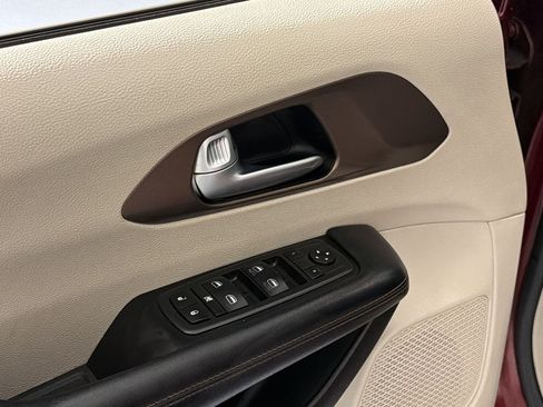 Used 2019 Chrysler Pacifica Touring-L FWD image 9