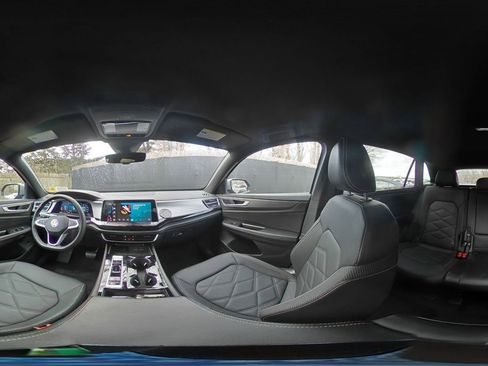 Used 2025 Volkswagen Atlas Cross Sport SE image 43