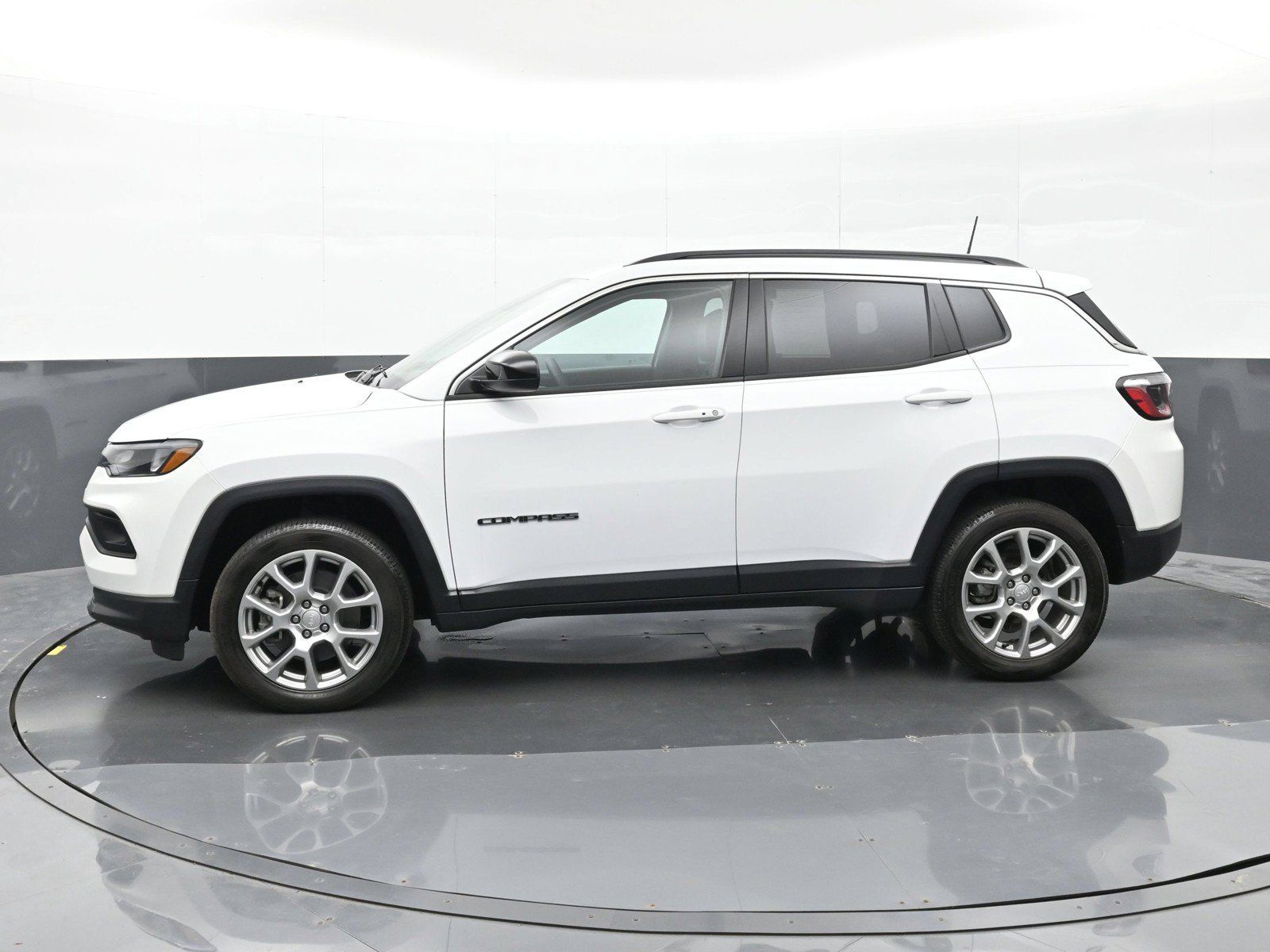 Used 2023 Jeep Compass Latitude AWD/4WD image 9