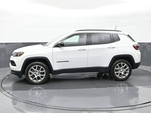 Used 2023 Jeep Compass Latitude AWD/4WD image 9