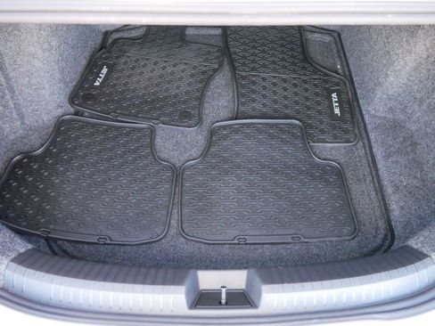 Certified 2025 Volkswagen Jetta SE w/ Sunroof Package image 18