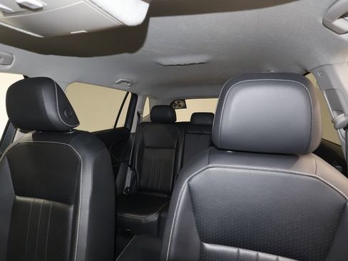 Used 2024 Volkswagen Tiguan SE image 16