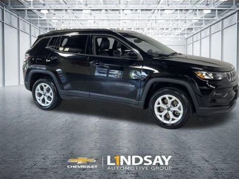 Used 2025 Jeep Compass Latitude AWD/4WD image 3