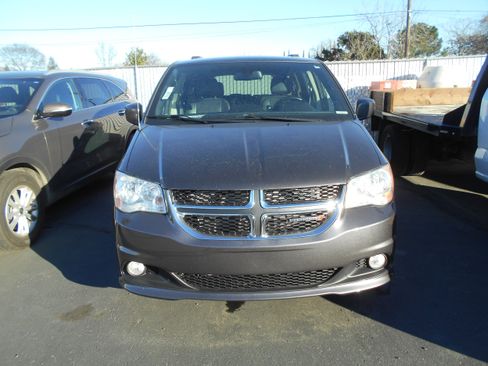 Used 2019 Dodge Grand Caravan SXT image 2