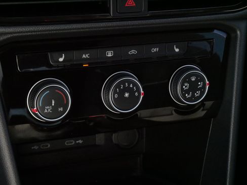 Certified 2023 Volkswagen Taos SE w/ Black Wheel Package image 23