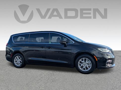 Used 2023 Chrysler Pacifica Touring-L image 3