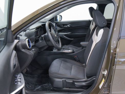 Used 2024 Chevrolet Trax LS w/ LS Convenience Package FWD image 2