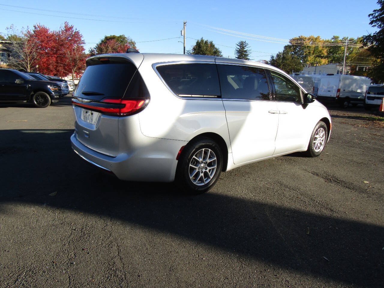 Used 2024 Chrysler Pacifica Touring-L FWD image 6