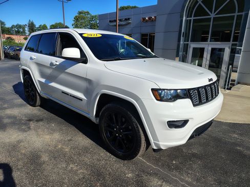 Certified 2021 Jeep Grand Cherokee Laredo AWD/4WD image 2