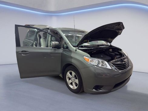 Used 2014 Toyota Sienna LE image 7