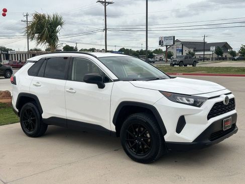 Used 2021 Toyota RAV4 LE FWD image 4