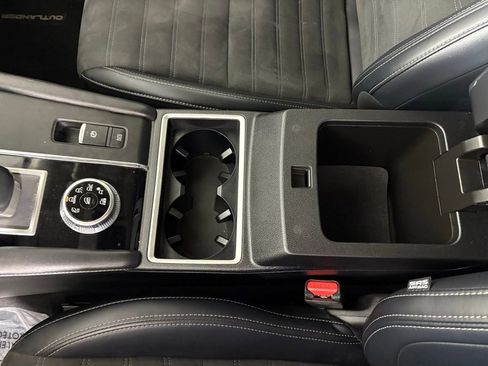 Used 2024 Mitsubishi Outlander SE image 31