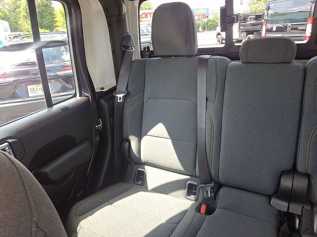 Used 2025 Jeep Gladiator Sport AWD/4WD image 12