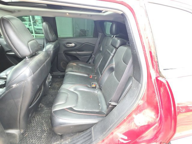 Used 2019 Jeep Cherokee Trailhawk AWD/4WD image 9