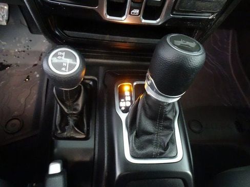 Certified 2022 Jeep Wrangler Unlimited Willys image 10