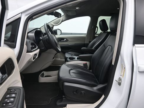 Used 2024 Chrysler Pacifica Touring-L FWD image 23