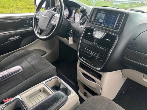 Used 2012 Chrysler Town & Country Touring FWD image 11