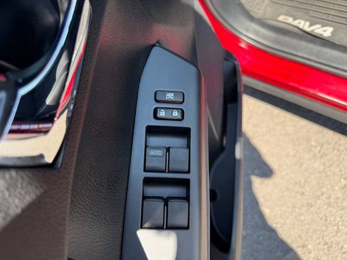 Used 2018 Toyota RAV4 XLE AWD/4WD image 12
