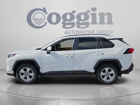Used 2021 Toyota RAV4 XLE w/ Convenience Package FWD image 2