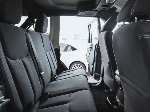 Used 2015 Jeep Wrangler Unlimited Rubicon w/ Connectivity Group image 29