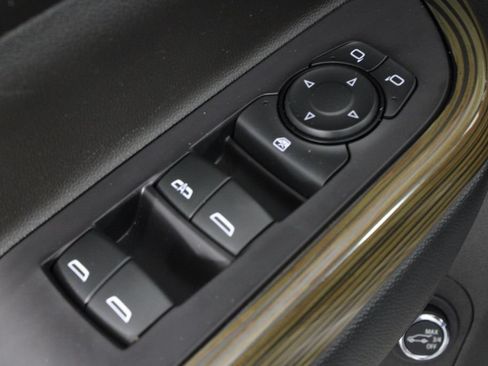 Used 2022 GMC Acadia SLE w/ Driver Convenience Package FWD image 23