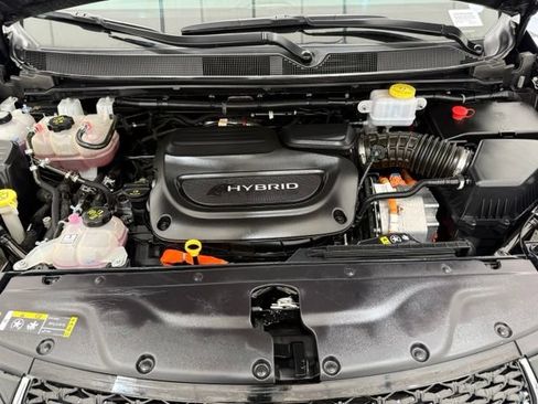 Used 2023 Chrysler Pacifica Limited FWD image 9