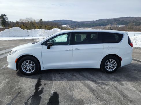 Used 2025 Chrysler Voyager LX image 5