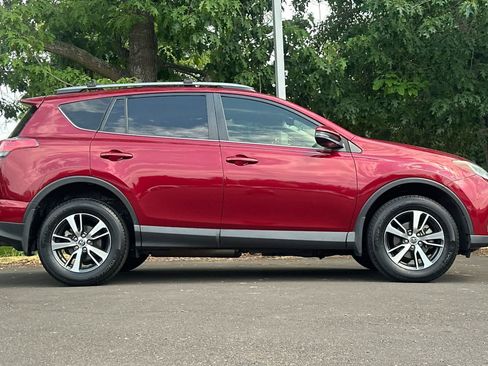 Used 2018 Toyota RAV4 XLE AWD/4WD image 8
