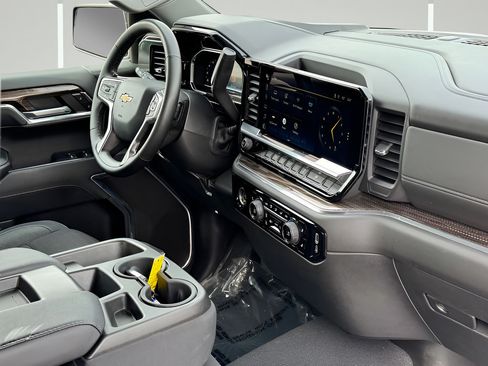 Used 2024 Chevrolet Silverado 1500 LT AWD/4WD image 6